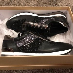 MICHAEL KORS BRAND NEW SNEAKERS SIZE 8